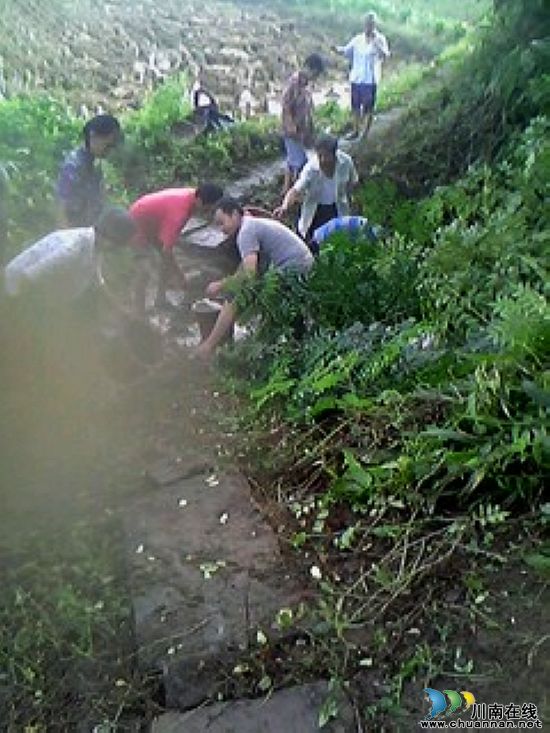 方洞镇石牌坊村：村民齐心抗击洪灾(图2)