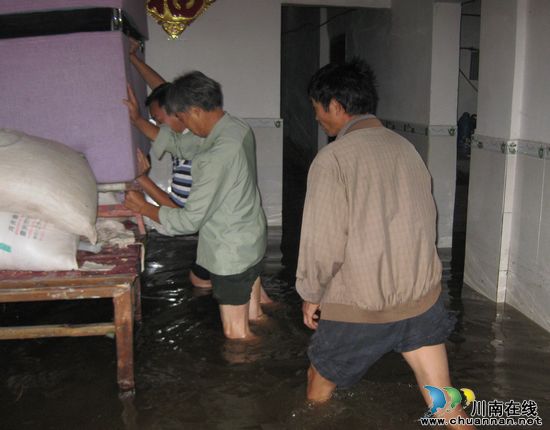 方洞镇石牌坊村：村民齐心抗击洪灾(图1)