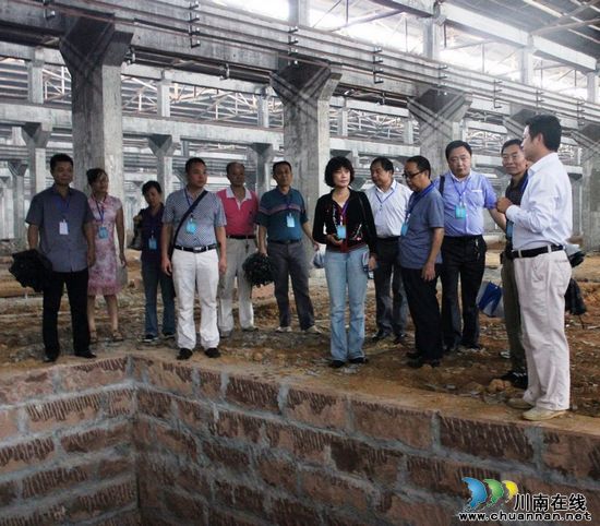 市、区作协作家采风团到酒镇酒庄开展采风活动(图1)