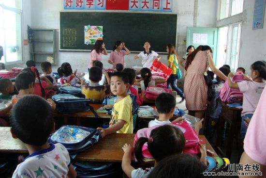 180个爱心书包背在肩上,暖在心里(图2) 180个爱心书包背在肩上,暖在心里(图2)