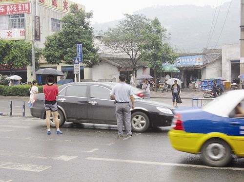 没有信号灯 宜宾市江北两路段行人过马路提心吊胆(图1) 没有信号灯 宜宾市江北两路段行人过马路提心吊胆(图1)