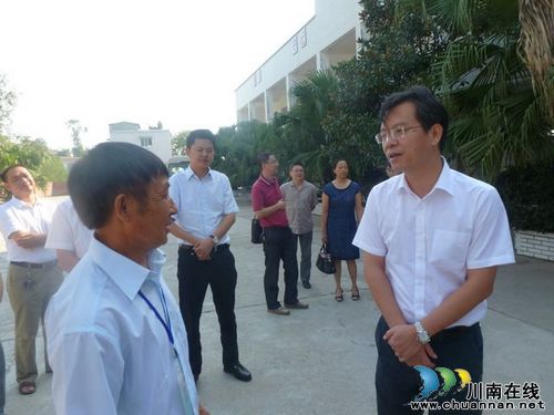 泸县县委书记、县长率队走访慰问教师(图1) 泸县县委书记、县长率队走访慰问教师(图1)