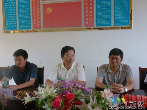 泸县县委书记、县长率队走访慰问教师(图3) 泸县县委书记、县长率队走访慰问教师(图3)