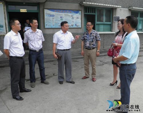 泸州市教育局副局长刘晓锋检查茜草街道学校开学情况(图1) 泸州市教育局副局长刘晓锋检查茜草街道学校开学情况(图1)