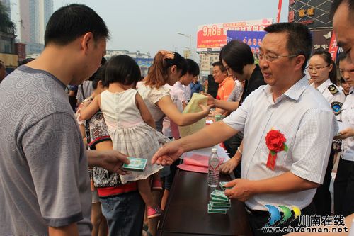 纳溪:举行食品药品安全科普宣传启动仪式(图1) 纳溪:举行食品药品安全科普宣传启动仪式(图1)