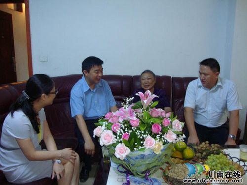 宜宾县:领导节前慰问 情暖教职工心窝(图1) 宜宾县:领导节前慰问 情暖教职工心窝(图1)