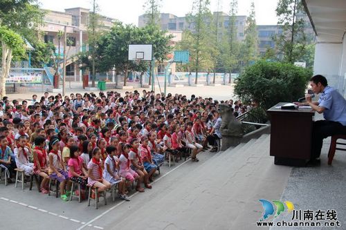 泸县牛滩镇：法制讲座进入开学典礼(图2)