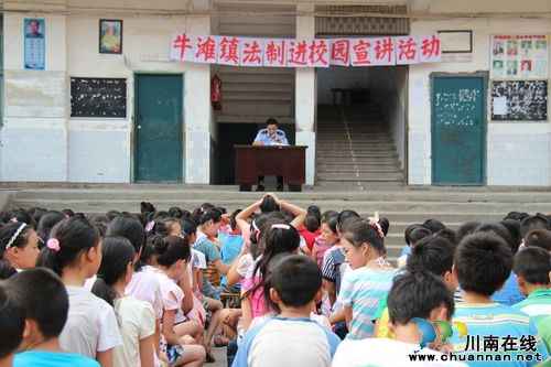 泸县牛滩镇：法制讲座进入开学典礼(图1)
