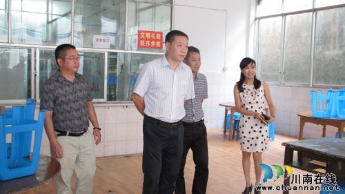 姚新建一行教师节前夕看望慰问通滩中学师生(图2) 姚新建一行教师节前夕看望慰问通滩中学师生(图2)