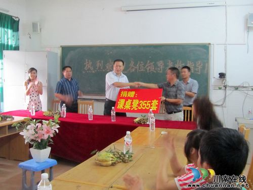 姚新建一行教师节前夕看望慰问通滩中学师生(图1) 姚新建一行教师节前夕看望慰问通滩中学师生(图1)