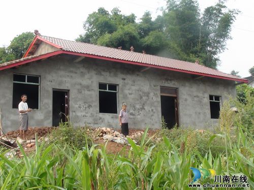 长兴镇：计划生育贫困户换新颜&nbsp;住新房(图2)