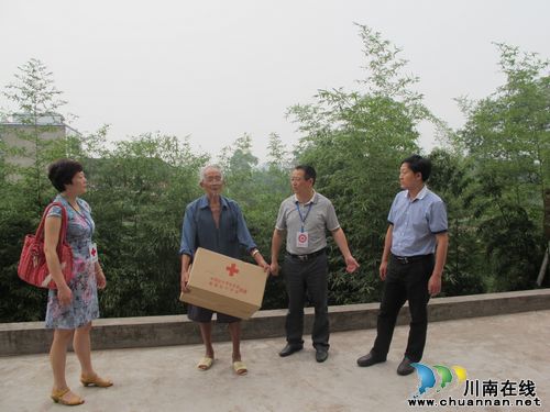 泸州市红十字会慰问奇峰镇受灾群众(图2) 泸州市红十字会慰问奇峰镇受灾群众(图2)