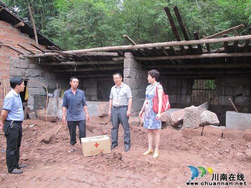 泸州市红十字会慰问奇峰镇受灾群众(图1) 泸州市红十字会慰问奇峰镇受灾群众(图1)