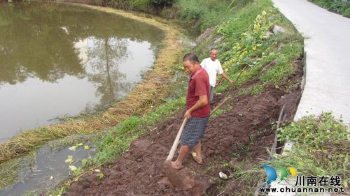 特兴镇:不等不靠,齐心合力修复水毁道路(图1) 特兴镇:不等不靠,齐心合力修复水毁道路(图1)