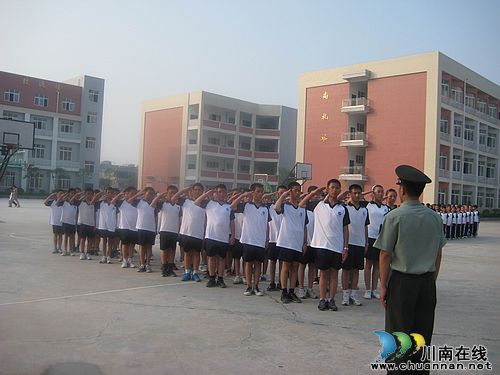 泸州市城北学校新生军训工作圆满结束(图2)