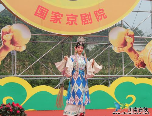 首届四川泸县潮河镇金秋龙眼京剧专场演出(图1) 首届四川泸县潮河镇金秋龙眼京剧专场演出(图1)
