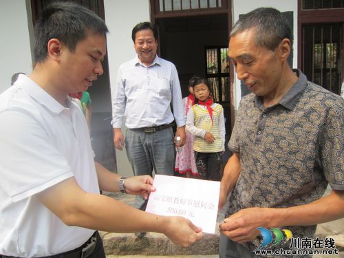 福宝镇:走访慰问村小教师(图1) 福宝镇:走访慰问村小教师(图1)