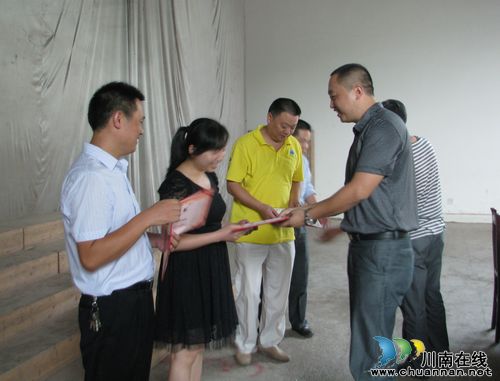 水尾镇:召开教师节庆祝暨优秀教师表彰大会(图2) 水尾镇:召开教师节庆祝暨优秀教师表彰大会(图2)