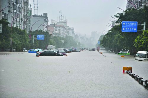 水中抢险&nbsp;最大暴雨袭射洪&nbsp;全城停课(图1)
