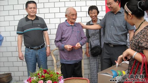 白米乡:百岁老人 耳聪目明还操篾编绝活儿(图1) 白米乡:百岁老人 耳聪目明还操篾编绝活儿(图1)
