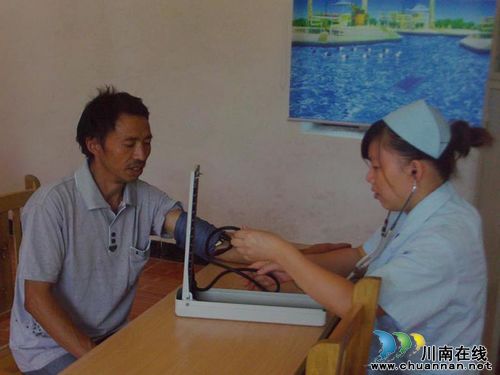 叙永县人民医院到摩尼镇免费为群众健康检查(图2) 叙永县人民医院到摩尼镇免费为群众健康检查(图2)