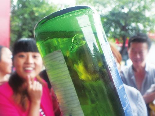 亲朋聚餐 啤酒瓶里漂着"针药瓶"(图1) 亲朋聚餐 啤酒瓶里漂着"针药瓶"(图1)