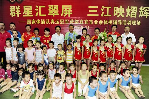 宜宾:奥运冠军来了 娃娃们好开心(图1) 宜宾:奥运冠军来了 娃娃们好开心(图1)