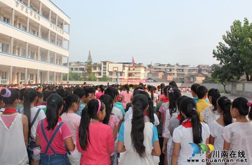 叙永:遵守交通安全 从娃娃抓起(图1) 叙永:遵守交通安全 从娃娃抓起(图1)