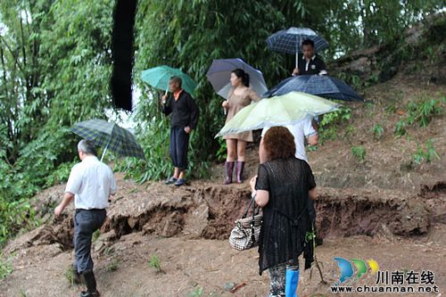 泸州市国土局到牛滩镇检查雨后地质灾害防治(图2)