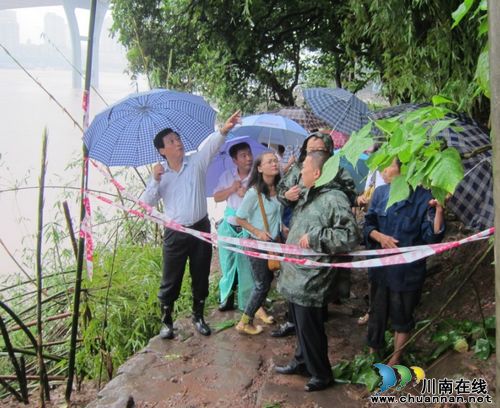 曹建国一行实地查看沙湾老街地质灾害情况(图1) 曹建国一行实地查看沙湾老街地质灾害情况(图1)