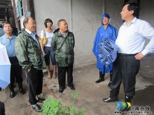 曹建国一行实地查看沙湾老街地质灾害情况(图2) 曹建国一行实地查看沙湾老街地质灾害情况(图2)