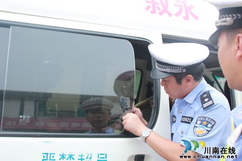 叙永交警严查“城区突出违法行为”不放松(图1) 叙永交警严查“城区突出违法行为”不放松(图1)