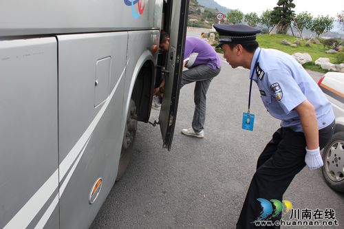 叙永交警严查“城区突出违法行为”不放松(图3) 叙永交警严查“城区突出违法行为”不放松(图3)