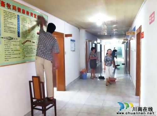 合江县畜牧局：为“创卫”工作增砖添瓦(图1)