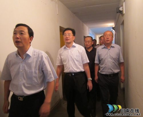 四川省民政厅厅长黄明全莅泸指导茜草街道防灾救灾工作(图2) 四川省民政厅厅长黄明全莅泸指导茜草街道防灾救灾工作(图2)