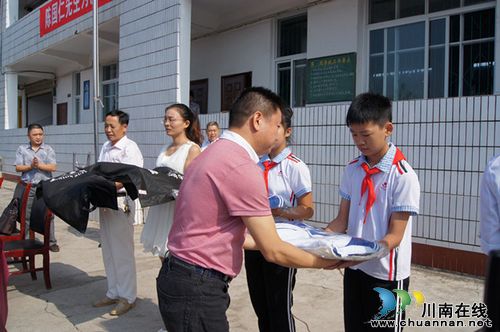 爱心延续 泸县太伏籍成功人士陈国仁再回母校做善举(图3) 爱心延续 泸县太伏籍成功人士陈国仁再回母校做善举(图3)