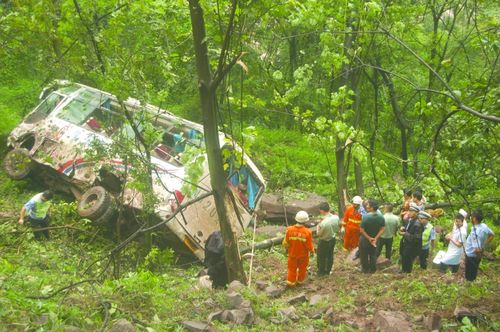 宜宾:巨石滚落 砸中满载客车致1死28伤(图1) 宜宾:巨石滚落 砸中满载客车致1死28伤(图1)