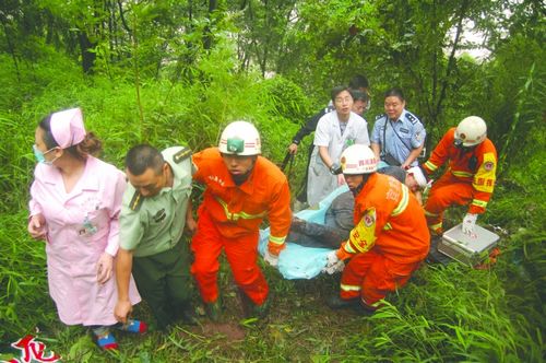 宜宾:巨石滚落 砸中满载客车致1死28伤(图2) 宜宾:巨石滚落 砸中满载客车致1死28伤(图2)