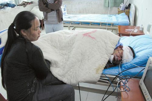 宜宾:巨石滚落 砸中满载客车致1死28伤(图3) 宜宾:巨石滚落 砸中满载客车致1死28伤(图3)