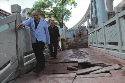 暴雨冲毁路基 泸州国窖大桥出现多处裂缝和沉降(图1) 暴雨冲毁路基 泸州国窖大桥出现多处裂缝和沉降(图1)
