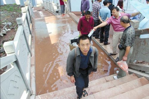 暴雨冲毁路基 泸州国窖大桥出现多处裂缝和沉降(图2) 暴雨冲毁路基 泸州国窖大桥出现多处裂缝和沉降(图2)