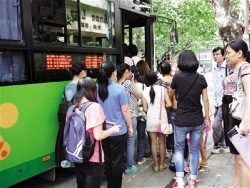 内江城市文明调查:公共场所自觉排队 你做到了吗?(图1) 内江城市文明调查:公共场所自觉排队 你做到了吗?(图1)