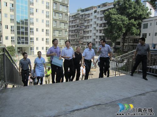 省民政厅厅长黄明全、泸州市长刘强到市福利院调研(图1) 省民政厅厅长黄明全、泸州市长刘强到市福利院调研(图1)