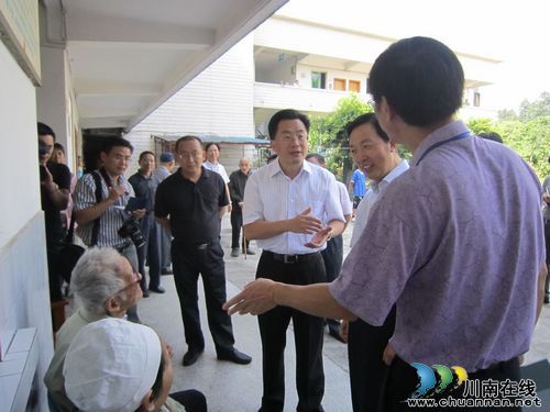 省民政厅厅长黄明全、泸州市长刘强到市福利院调研(图2) 省民政厅厅长黄明全、泸州市长刘强到市福利院调研(图2)