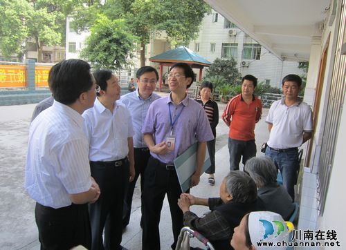 省民政厅厅长黄明全、泸州市长刘强到市福利院调研(图3) 省民政厅厅长黄明全、泸州市长刘强到市福利院调研(图3)