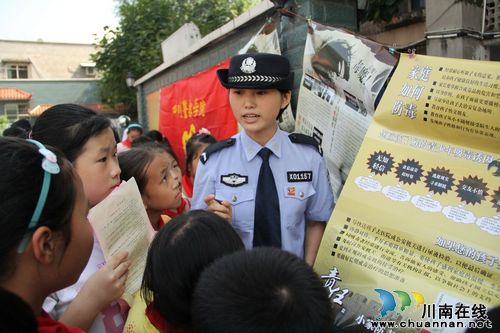 龙车镇:“看、听、学、答”,警校青年志愿者校园普法出新招(图3) 龙车镇:“看、听、学、答”,警校青年志愿者校园普法出新招(图3)