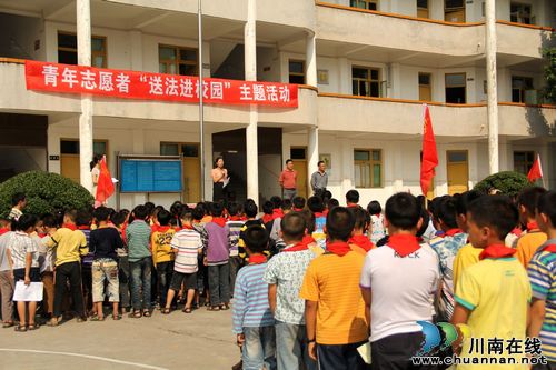 龙车镇:“看、听、学、答”,警校青年志愿者校园普法出新招(图1) 龙车镇:“看、听、学、答”,警校青年志愿者校园普法出新招(图1)