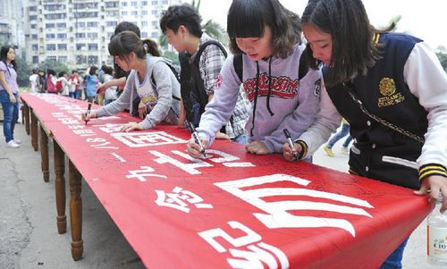 纪念"9.18" 川南四地试鸣防空警报市民自发停步静默(图1) 纪念"9.18" 川南四地试鸣防空警报市民自发停步静默(图1)
