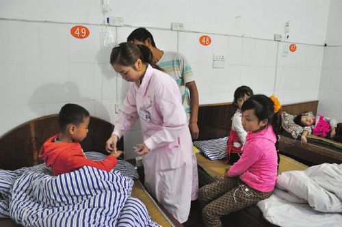 泸州:吃了营养午餐中的火腿肠&nbsp;38名小学生腹痛入院(图2)