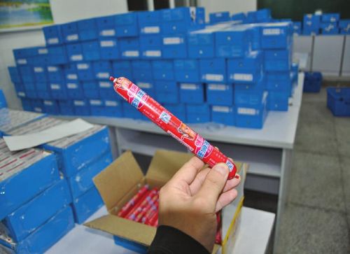 泸州:吃了营养午餐中的火腿肠&nbsp;38名小学生腹痛入院(图1)